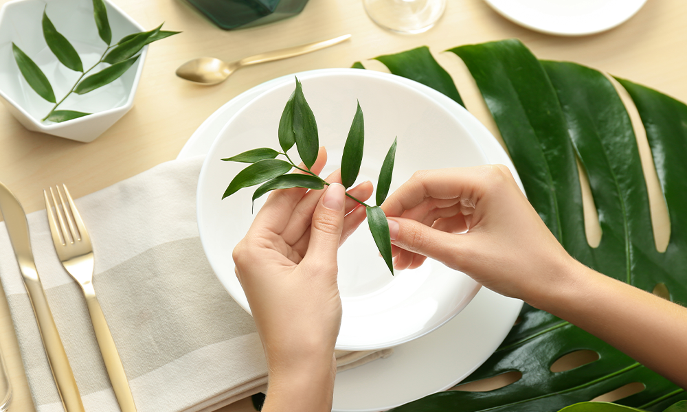 5 ways to decorate with monstera leaves table
